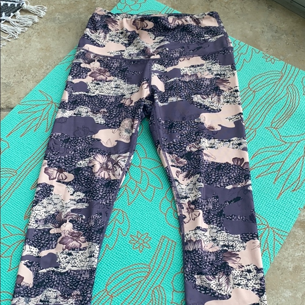 Cropped purple camo leggings